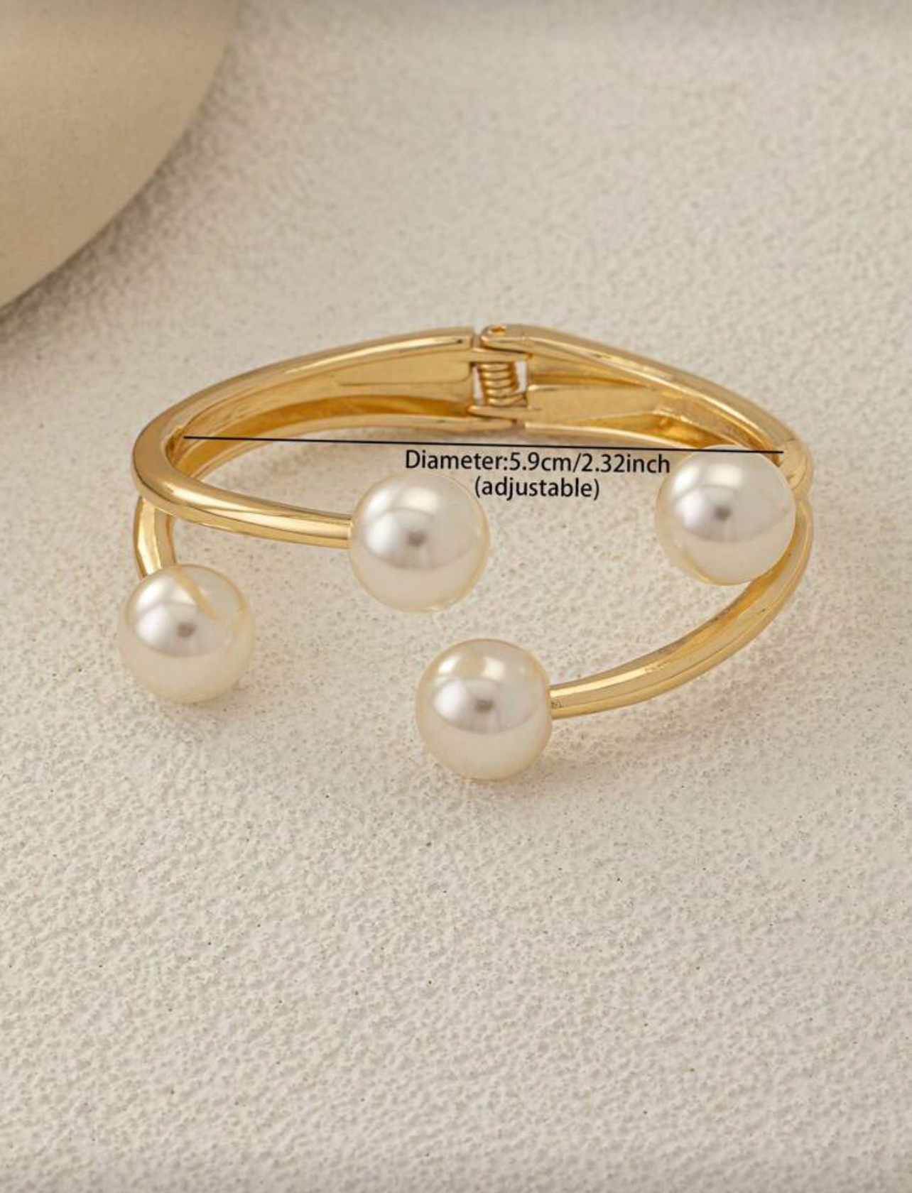 Pulsera abierta con perlas