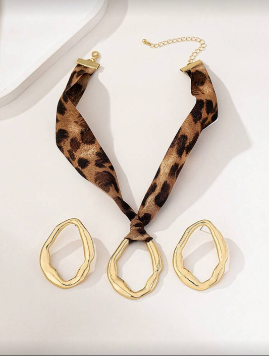 Set Collar animal print con aretes dorados