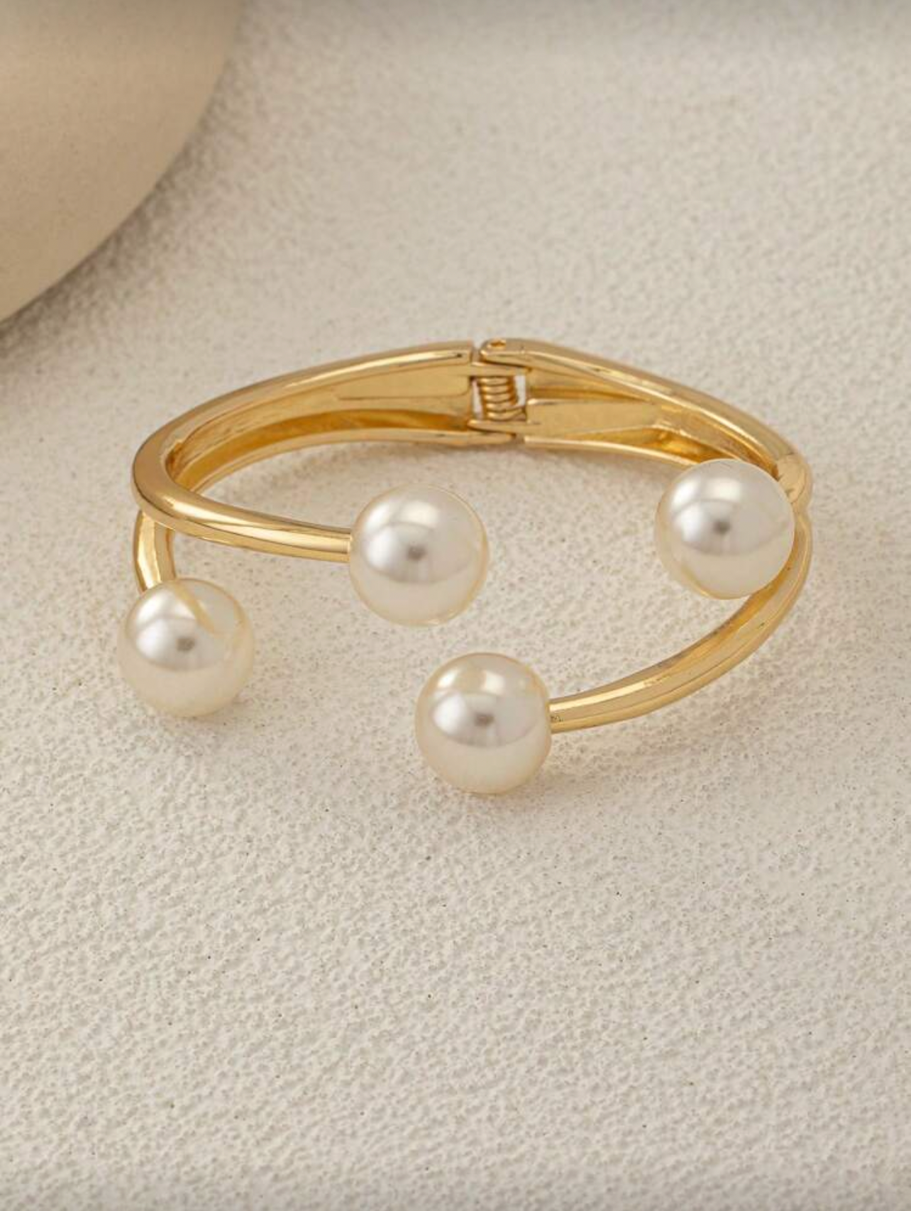 Pulsera abierta con perlas