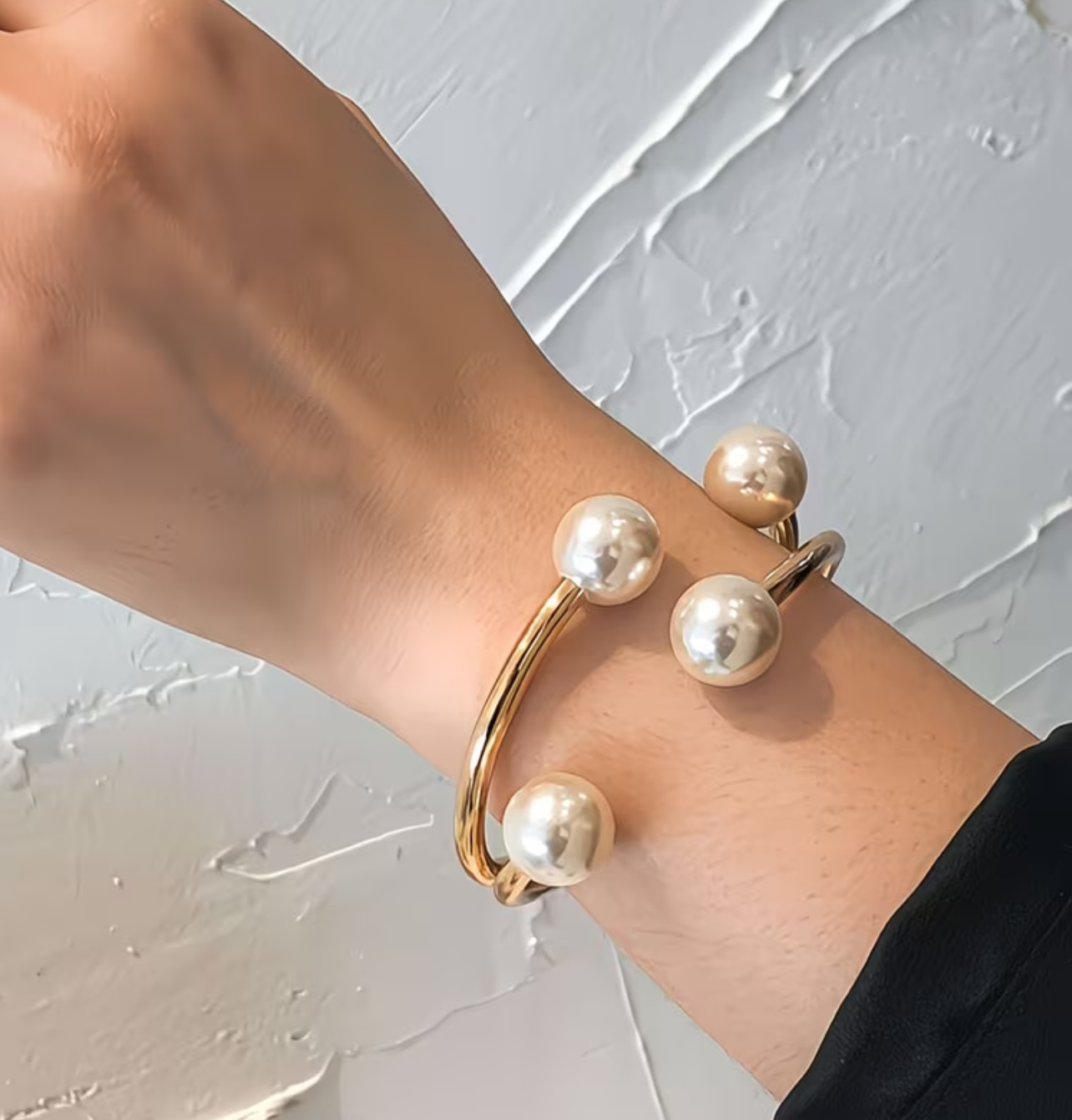 Pulsera abierta con perlas
